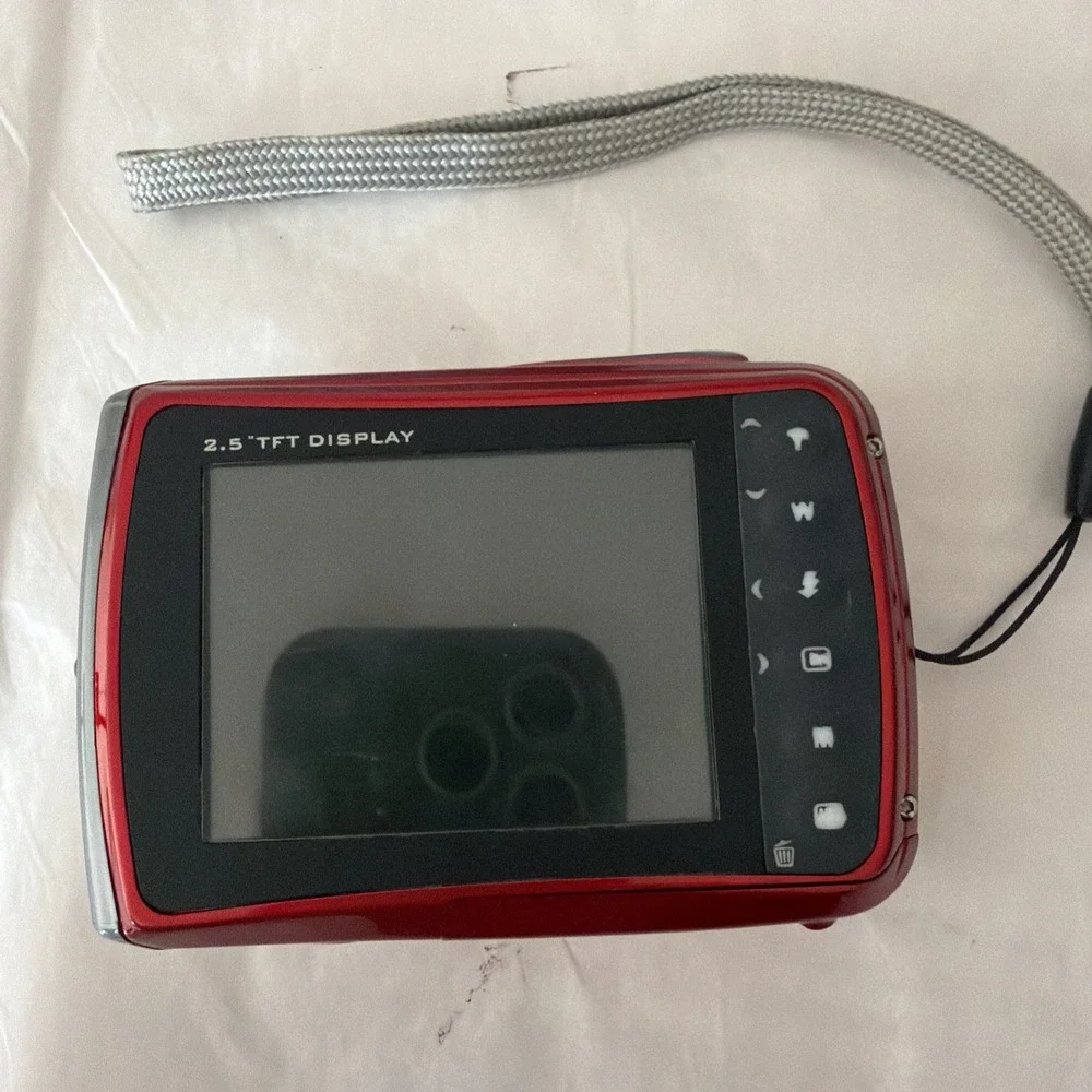 Vivitar ViviCam 8426 Red Digital Waterproof Camera 8.0MP Display / Carrying Case